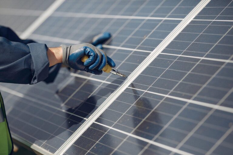 Hombre con un destornillador instalando placas solares